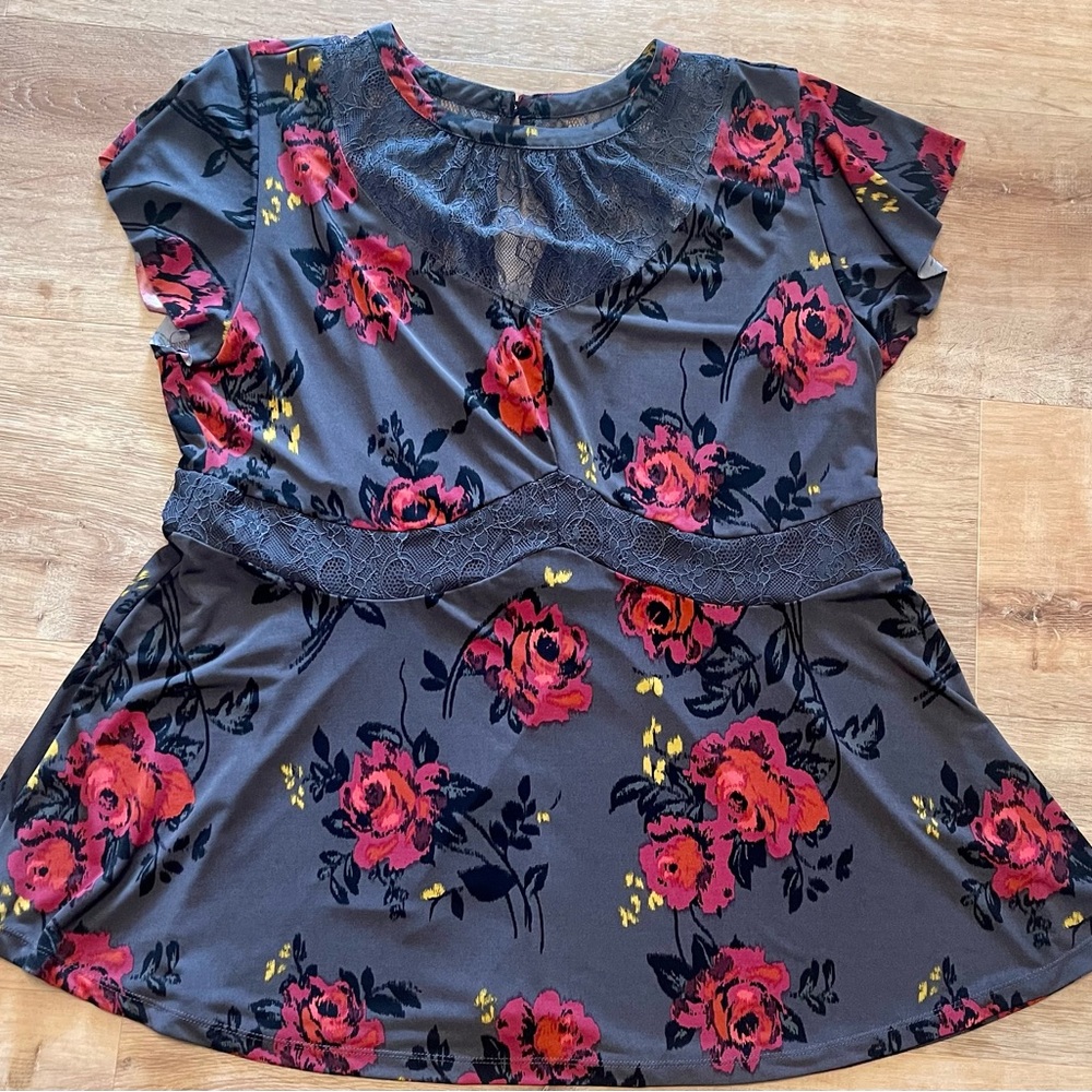Romantic lace and floral Torrid Blouse size 1 (14-16)